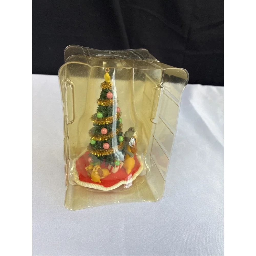 Hallmark 2005 Disney Lady & Tramp Christmas With The Family Keepsake QXD4235